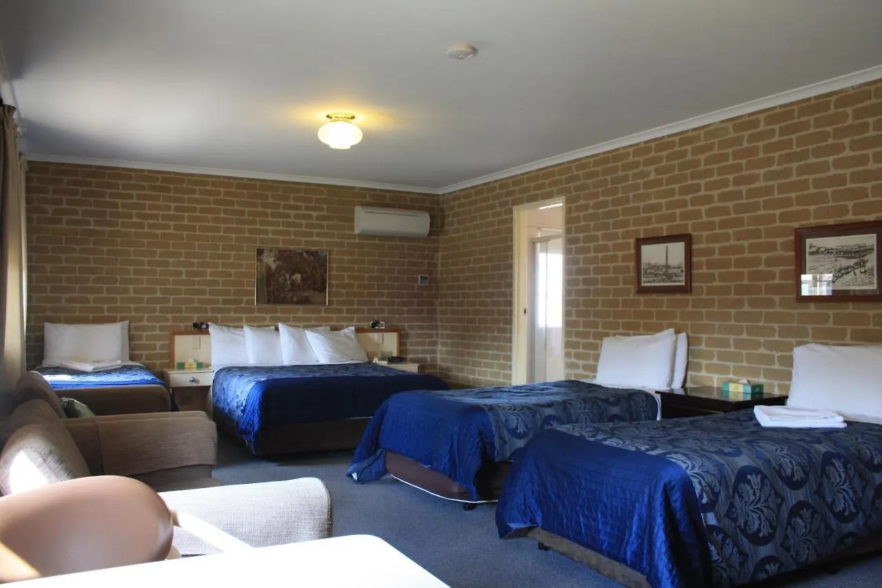 *** Motel Grand Manor Motor Inn Queanbeyan Australia