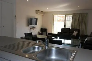 Grand Manor Motor Inn Queanbeyan Australia