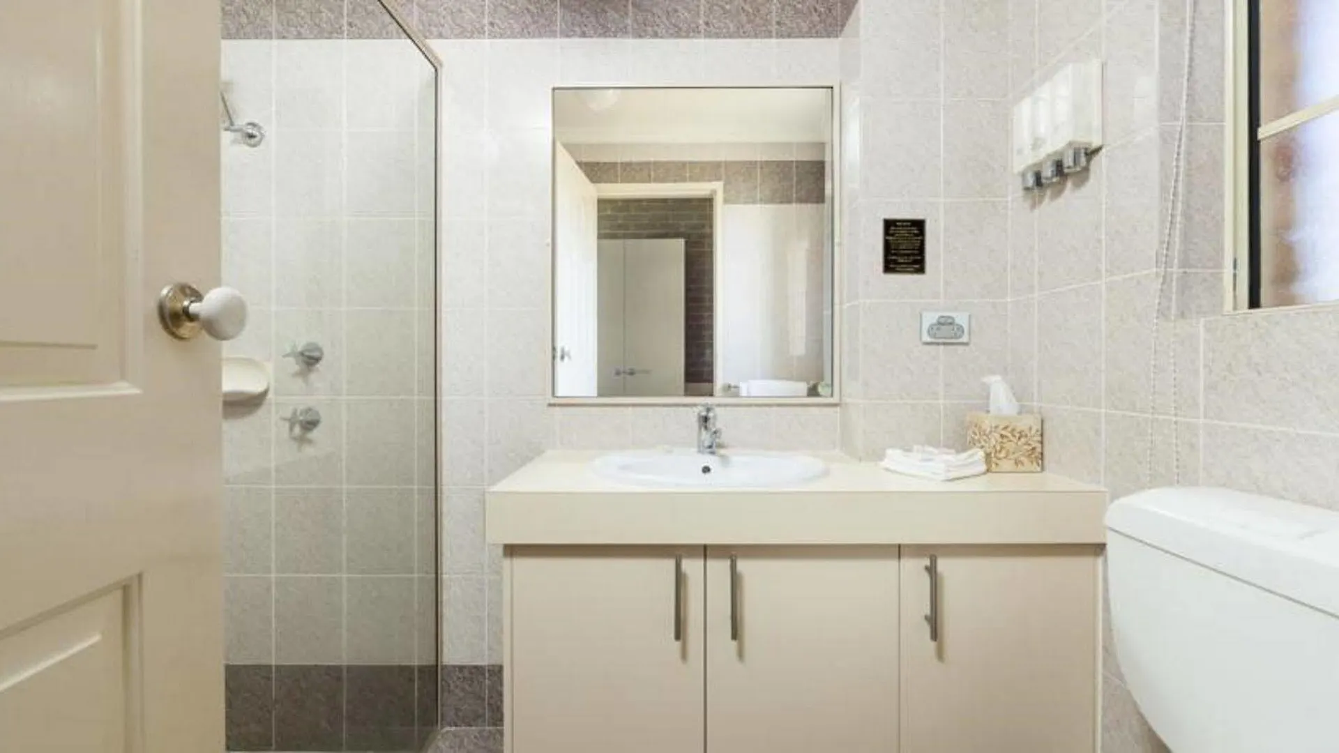 *** Motel Grand Manor Motor Inn Queanbeyan Australia